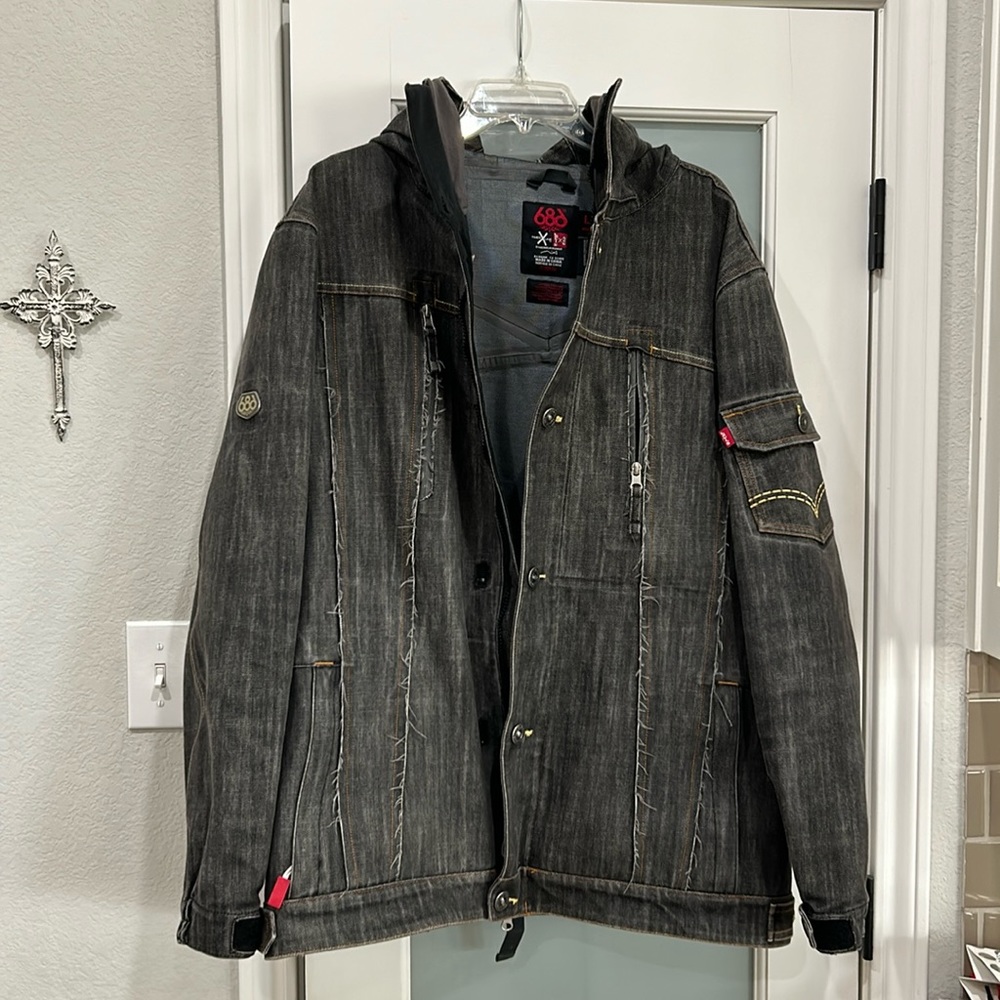 Men’s 686 Levi’s Ski Shell Size Large.